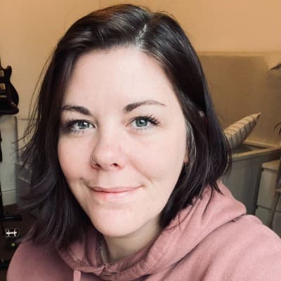 An avatar photograph of Rosie Armstrong